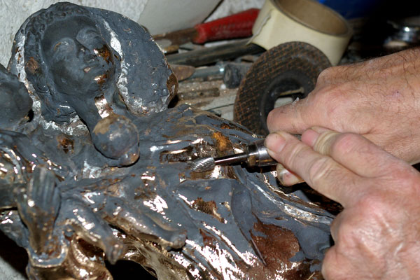 Sculpteur Serge Santucci - Ciselage d'une Sculpture